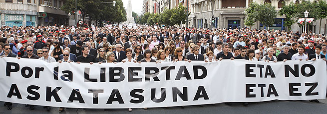 Manifestacin contra la banda terrorista ETA el pasado sbado en Bilbao en repulsa por el asesinato del inspector de polica Eduardo Puelles.  EFE/Alfredo Aldai