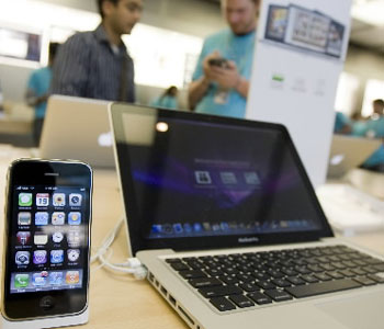 El iPhone 3G S y un MacBook Pro en una tienda de Apple en Nueva York. Foto. Bloomberg News