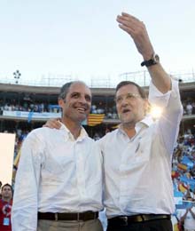 Rajoy abraza a Camps en un mitin reciente del PP en Valencia. / Efe