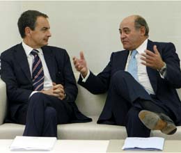 Daz Ferrn, junto a Zapatero en una reunin del dilogo social. / Efe.