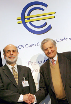Ben Bernanke, presidente de la Reserva Federal, junto a Jean-Claude Trichet, presidente del Banco Central Europeo