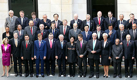 Foto de familia de los asistentes a la cumbre del G20. A la izquierda, Elena Salgado.