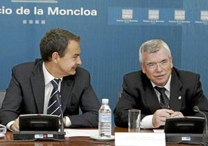 El presidente del Gobierno, Rodríguez Zapatero, con Pedro Castro (FEMP)