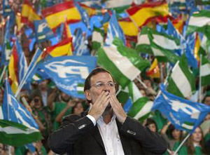 Mariano Rajoy saluda a sus seguidores en Dos Hermanas (Sevilla), donde ha tenido lugar el mitin.
