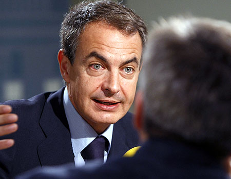 El presidente del Gobierno, Jos Luis Rodrguez Zapatero, durante la entrevista con la Cadena SER. EFE/J.J. Guilln
