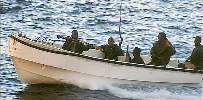 Fotografa sin fecha, realizada por uno de los tripulantes del atunero "Alakrana", de un grupo de piratas somales en un intento anterior de secuestro del mismo buque. El atunero "Alakrana" fu secuestrado en aguas del ndico por piratas somales cuando se encontraba a 423 millas nuticas de la costa somal. EFE
