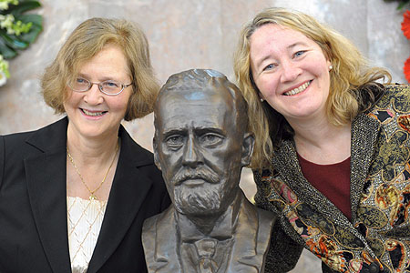 Foto de archivo del 14 de marzo 2009 que muestra a dos de los tres recientes ganadores del premio Nobel en Medicina, la biloga estadounidense Carol Greider y la australiana residente en Estados Unidos Elisabeth H. Blackburn. EFE/Uwe Anspach