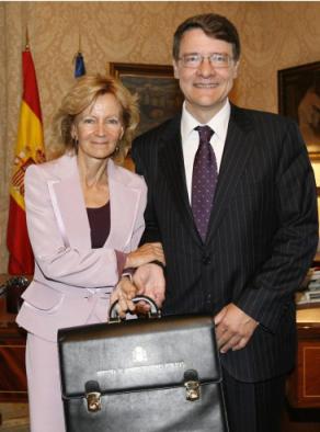 Jordi Sevilla y su sucesora, Elena Salgado, durante el acto de toma de posesin de la cartera de Administraciones Pblicas celebrado en julio de 2007