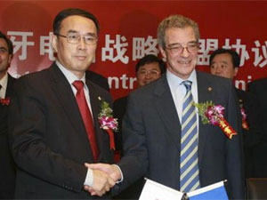 Los presidentes de Telefnica, Csar Alierta y de China Unicom , Chang Xiaobing, tras la firma del acuerdo, en septiembre de 2009 | Foto Efe