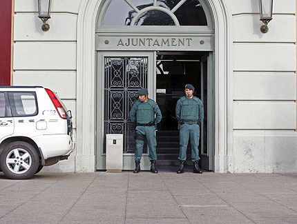 Dos guardias civiles permanecen en la puerta del Ayuntamiento de Santa Coloma de Gramenet tras la detencin de al menos a seis personas esta maana. EFE/Toni Garriga