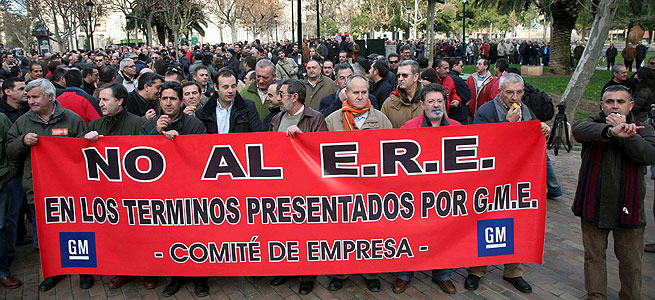 Trabajadores de la factora de General Motors en Figueruelas (Zaragoza) se concentran ante la sede del departamento de Economa del Gobierno de Aragn para expresar su malestar por un ERE en diciembre de 2008. EFE/Toni Galn