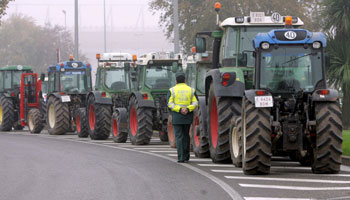 Varios tractores bloquean la autovia de paso por Logroo como parte de la movilizacin del sector agrario | Foto EFE/Abel Alonso