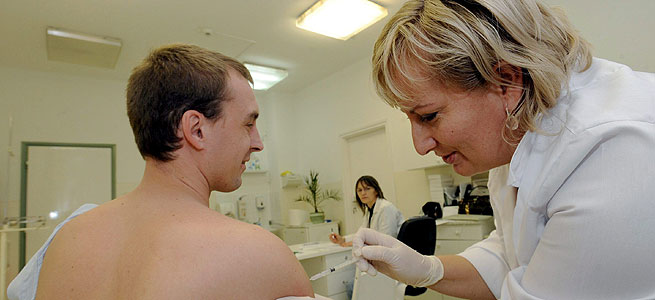 Un hombre se vacuna contra la gripe AH1N1 en un centro de vacunación de Debrecen, a unos 245 kilómetros al este de Budapest, Hungría, el 20 de noviembre de 2009.  EFE/Tibor Olah
