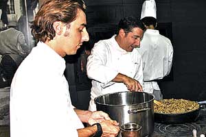 Jordi Roca prepara un plato en su restaurante El Celler de Can Roca