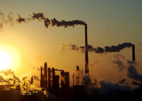 Torres de una planta qumica en Tianjin (China), el 23 de diciembre de 2008. China tiene previsto poner en marcha planes para la conservacin del medio ambiente y para la reduccin de emisiones en 2009. EFE/Ryan Tong
