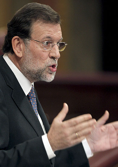 Rajoy se dirige el presidente del Gobierno, José Luis Rodríguez Zapatero, que hoy presentó en el Congreso de los Diputados la Estrategia para el Crecimiento Económico Sostenible y se sometió a las preguntas de los grupos en la sesión de control al Ejecutivo. EFE/JuanJo Martin