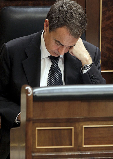 Zapatero consulta unos documentos tras presentar en el Congreso la Estrategia para el Crecimiento Económico Sostenible, tras lo que se celebrará la sesión de control al Ejecutivo. EFE/JuanJo Martin