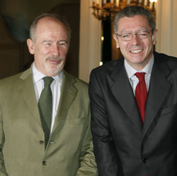 El futuro presidente de Caja Madrid, Rodrigo Rato, junto al alcalde de Madrid, Alberto Ruiz Gallardn