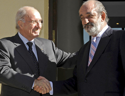 El presidente de Caja Duero, Julio Fermoso, junto al de Caja Espaa, Santos Llamas