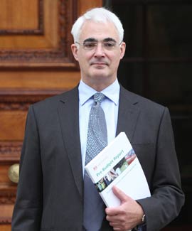 El ministro de Hacienda del Reino Unido, Alistair Darling, antes de entrar en el Parlamento para presentar su proyecto | Foto: Bloomberg