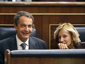 El presidente del Gobierno, Jos Luis Rodrguez Zapatero, y la ministra de Economa y Hacienda, Elena Salgado, durante una sesin parlamentaria | Foto: Efe