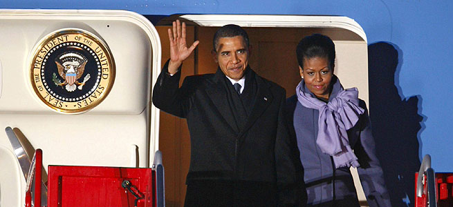 El presidente estadounidense, Barack Obama (izq), y su esposa Michelle, a su llegada al aeropuerto internacional de Gardemoen, Oslo (Noruega) hoy, jueves, 10 de diciembre de 2009 donde recibir el Premio Nobel de la Paz. EFE/Junge Heiko