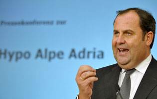El ministro de finanzas Josef Prll, durante la rueda de prensa en la que se ha anunciado la nacionalizacin del Hypo Group Alpe Adria | Foto EFE/ Herbert Neubauer