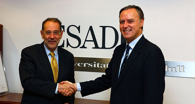Javier Solana cierra con un apretn de manos su fichaje con Esade con Carlos Losada, director general de la institucin. ESADE