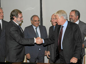 Los consejeros delegados de Prisa, Juan Luis Cebrin (izq.) y Telecinco, Paolo Vasile, se estrechan la mano tras sellar el acuerdo | Foto Telecinco
