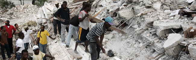 Voluntarios buscan cadveres en un edificio gubernamental en Puerto Prncipe (Hait)
