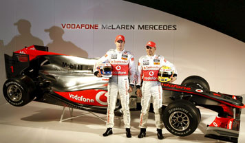 Jenson Button (izq.) y Lewis Hamilton, posan prente al nuevo MP4-25 de McLaren | Foto Efe/Carl Court
