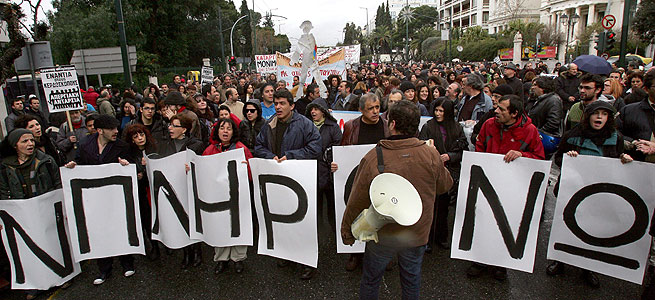 Los trabajadores pblicos marchan en el centro de Atenas, Grecia, ayer, mircoles 10 de febrero. EFE/Simela Pantzartzi