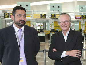 Alex Cruz (izq.) y Josep Piqu, en el Aeropuerto de El Prat | Foto Elena Ramn