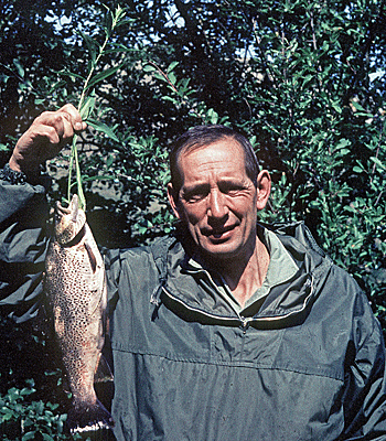 En la foto de archivo, el escritor muestra una trucha capturada durante una jornada de pesca, a la que era aficionado, en las cercanas de Valladolid, su ciudad natal, EFE/Archivo