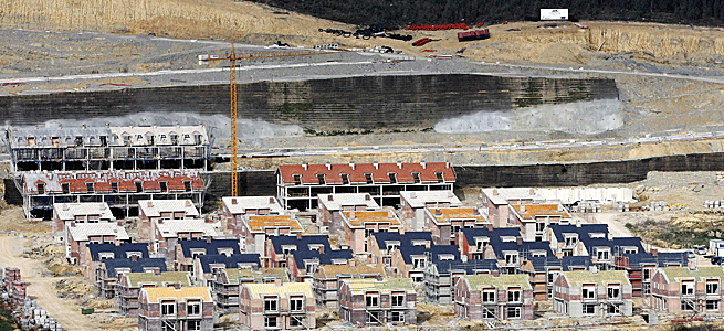 El TSJ de Cantabria anul el 4 de abril de 2007 el plan parcial por el que el Ayuntamiento de Pilagos autoriz a la empresa Fadesa a construir 500 viviendas en el Alto del Cuco, en grandes desmontes que han transformado su ladera sur. En la imagen, vista general de la urbanizacin situada a unos 15 kilmetros de Santander. EFE/Esteban Cobo