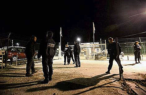 Un grupo de policas galos, anoche en el lugar del atentado. LE PARISIEN