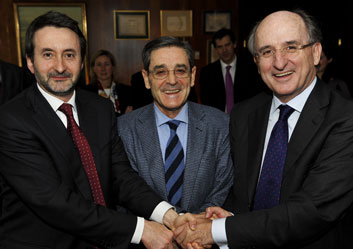 Josu Jon Imaz, presidente de Petronor (i), Mario Fernndez, presidente de BBK (c) y Antonio Brufau, presidente de Repsol, tras la firma del acuerdo | Foto Repsol