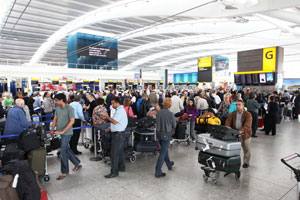 La cancelación de vuelos por la nube de ceniza procedente de Islandia ha "encerrado" a cientos de viajeros en los aeropuertos de Londres | Foto: Bloomberg