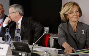 El presidente del Eurogrupo, Jean Claude Juncker, junto a la vicepresidenta econmica, Elena Salgado, ayer durante la reunin del eurogrupo en Madrid. / Efe