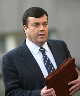 El ministro irlandés de Finanzas, Brian Lenihan