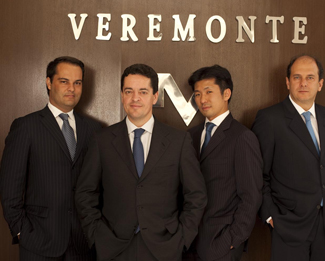 Enrique Bañuelos (el segundo por la izquierda) con su equipo directivo de Veremonte Brasil