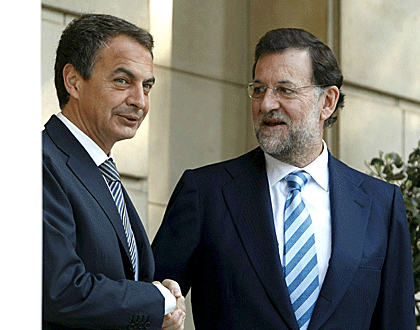 El presidente del Gobierno, José Luis Rodríguez Zapatero, y el líder del PP, Mariano Rajoy, se saludan hoy amistosamente, y entre sonrisas, en la escalinata del Palacio de La Moncloa, poco antes del comienzo de la reunión en la que ambos hablan de Grecia y del modelo financiero. EFE/J.J. Guillén