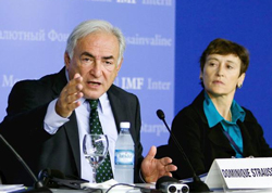 El director gerente del Fondo Monetario Internacional (FMI), Dominique Strauss-Kahn y la portavoz, Caroline Atkinson.