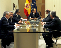 El presidente del Gobierno, Jos Luis Rodrguez Zapatero, el ministro de Trabajo, Celestino Corbacho con los protavoces de los agentes sociales.
