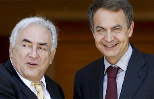El presidente del Gobierno, Jos Luis Rodrguez Zapatero, saluda al director gerente del Fondo Monetario Internacional, Dominique Strauss-Kahn, con quien se reuni hoy en Palacio de la Moncloa.