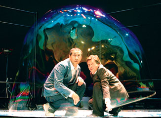 Enric Ruiz Geli (izquierda) junto al artista Pep Bou ante la burbuja que inspira su coche del futuro
