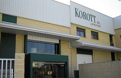 Korott tiene su fbrica en Alcoy (Alicante).