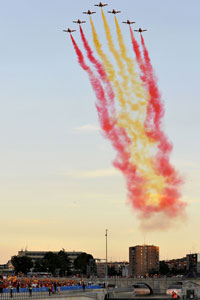 La patrulla acrobática Águila del Ejército del Aire dibuja los colores de la bandera de España
