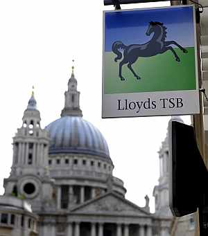 Un logo de Lloyds en el frente de una de sus sucursales, cercana a la catedral de San Paul en Londres, Reino Unido. EFE/Andy Rain