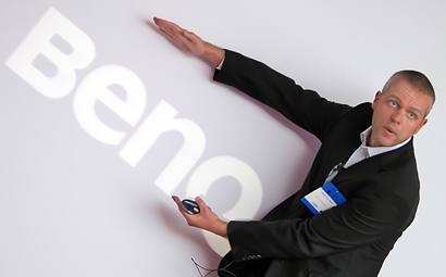 Andy Stalman junto a la tipografía de BENQ, multinacional para que Cato Partners ha trabajado en Taiwan.